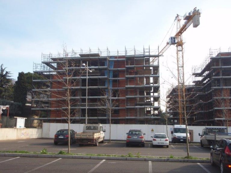 Montaggio e noleggio ponteggi per edifici domestici, complessi e abitazioni. Cantiere 01-01