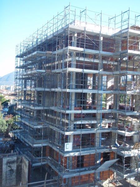 Montaggio e noleggio ponteggi per edifici domestici, complessi e abitazioni. Cantiere 01-05