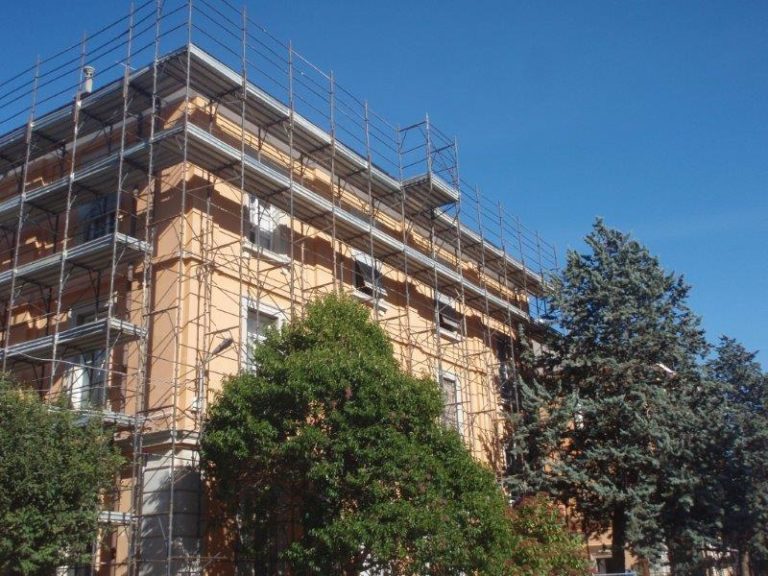 Montaggio e noleggio ponteggi per edifici domestici, complessi e abitazioni. Cantiere 06-02