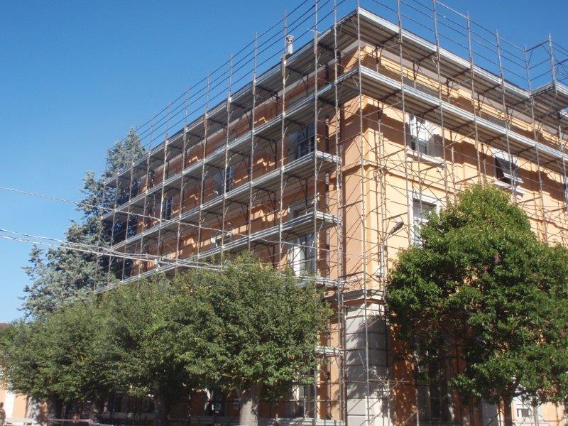Montaggio e noleggio ponteggi per edifici domestici, complessi e abitazioni. Cantiere 06-03