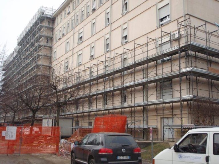 Montaggio e noleggio ponteggi per edifici ospedalieri, ospedali e cliniche. Cantiere 17-05