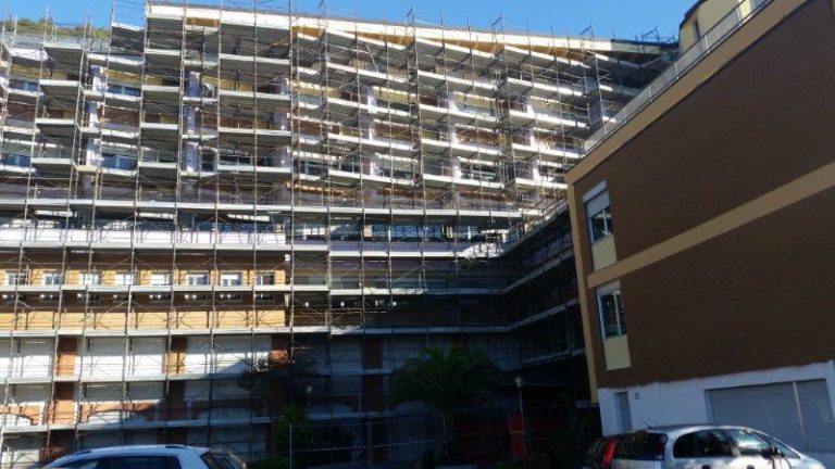 Montaggio e noleggio ponteggi per edifici ospedalieri, ospedali e cliniche. Cantiere 13-03