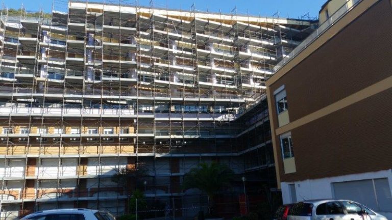 Montaggio e noleggio ponteggi per edifici ospedalieri, ospedali e cliniche. Cantiere 13-03